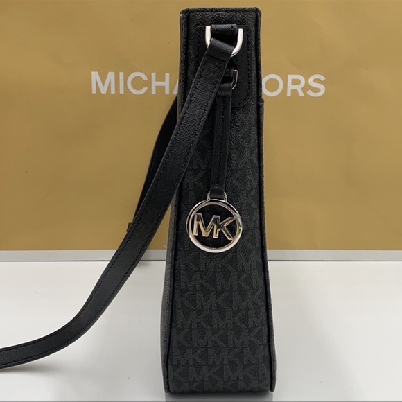 MICHAEL KORS LARGE MESSENGER BLACK SIGNATURE - Picture 15 of 16